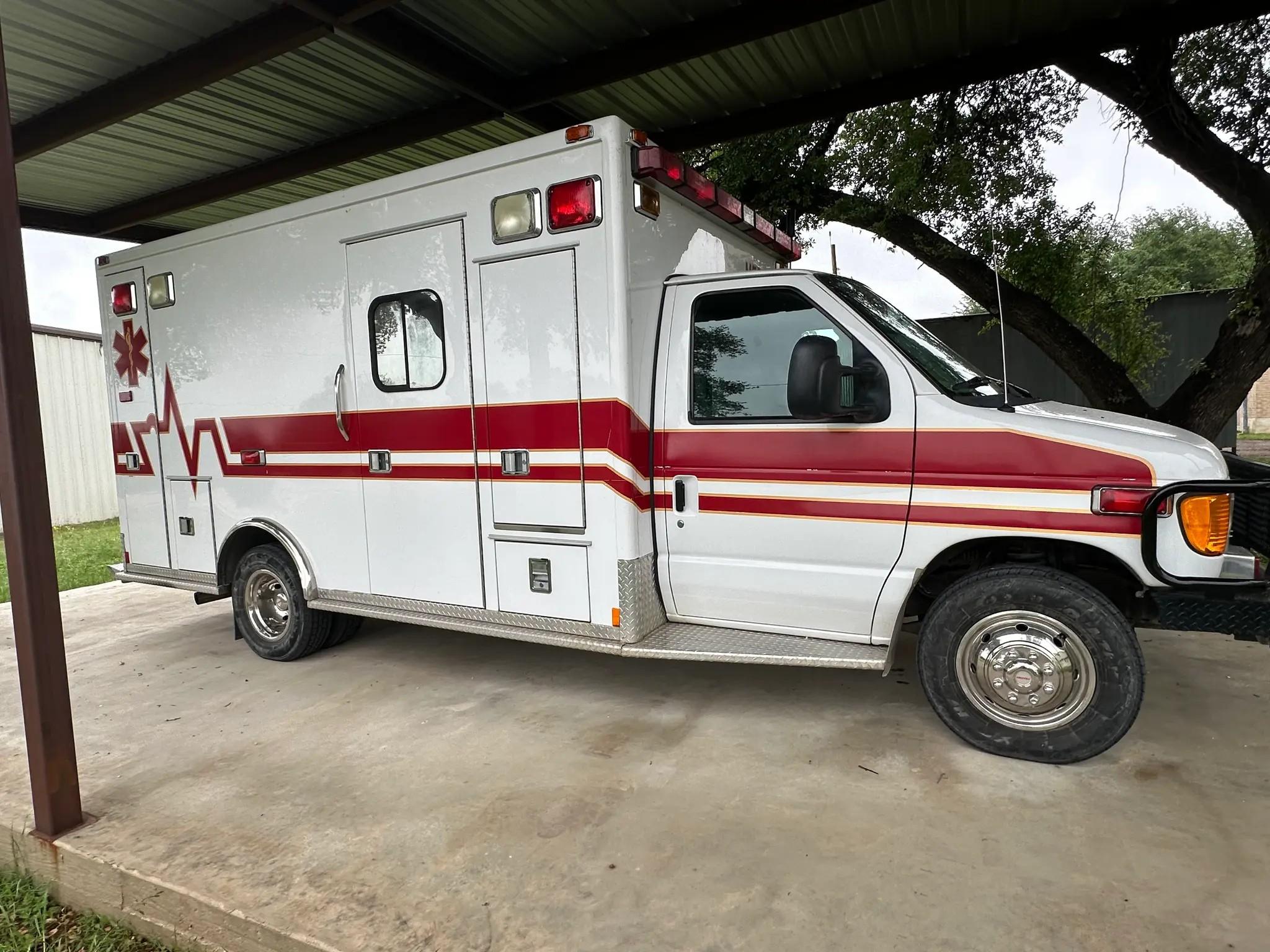 2006 MedTec Ford Type III Ambulance - image 3