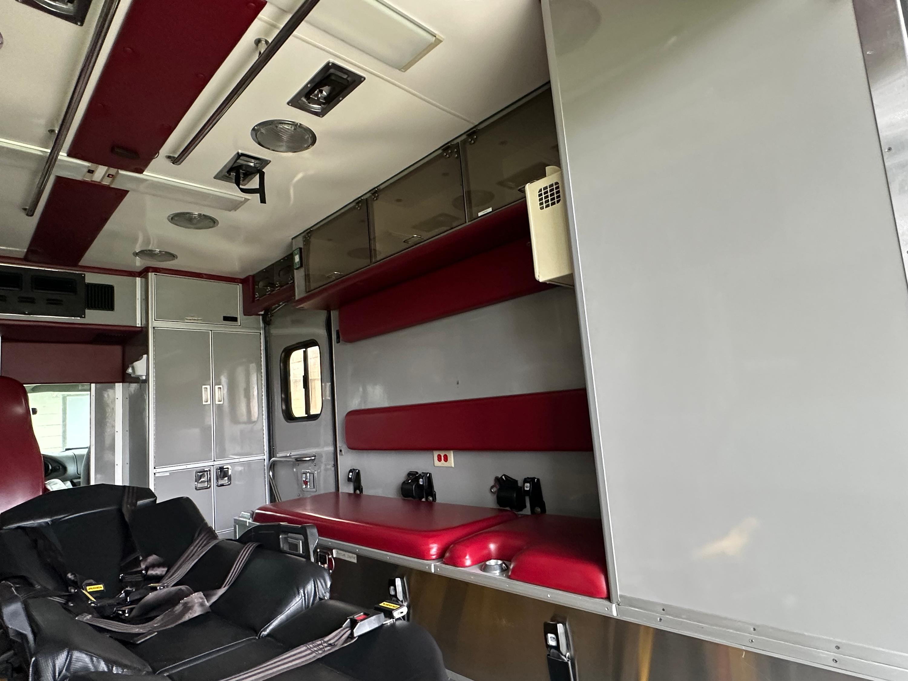 2006 MedTec Ford Type III Ambulance - image 6