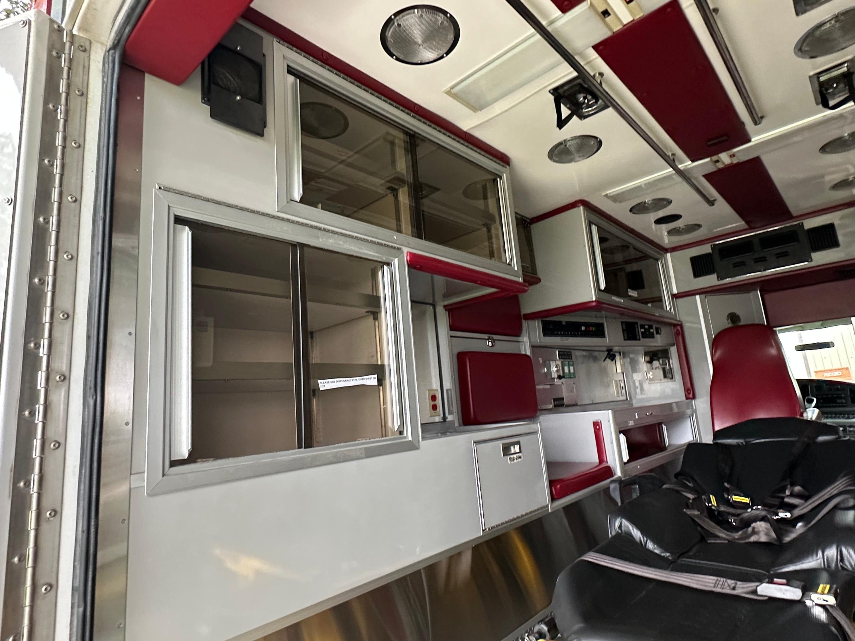2006 MedTec Ford Type III Ambulance - image 5