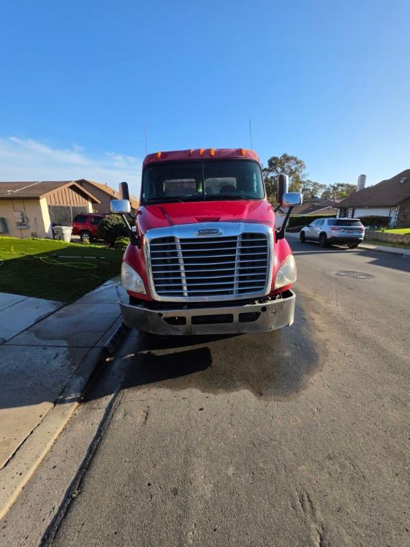 2014 Freightliner Cascadia Dump Truck - image 3