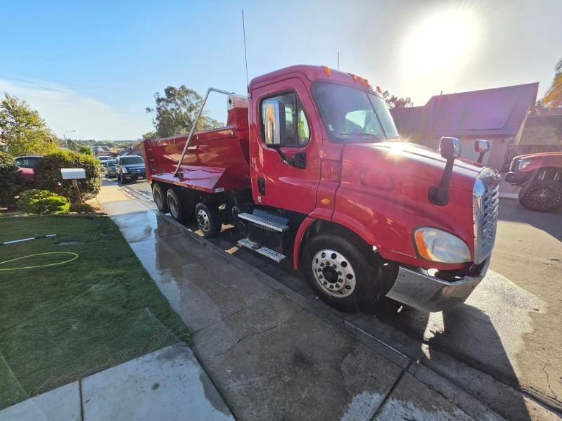 2014 Freightliner Cascadia Dump Truck - image 2