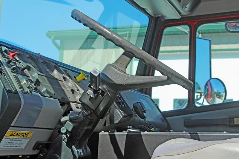 1998 Freightliner / Pierce Aluminum Pumper with a 1500 Gallon Tank - image 11