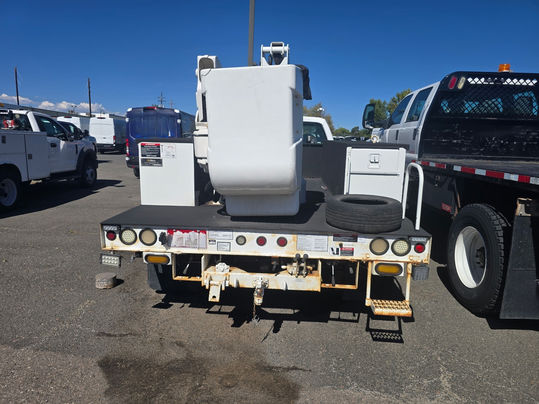 Ford F-550 Bucket Truck - image 6