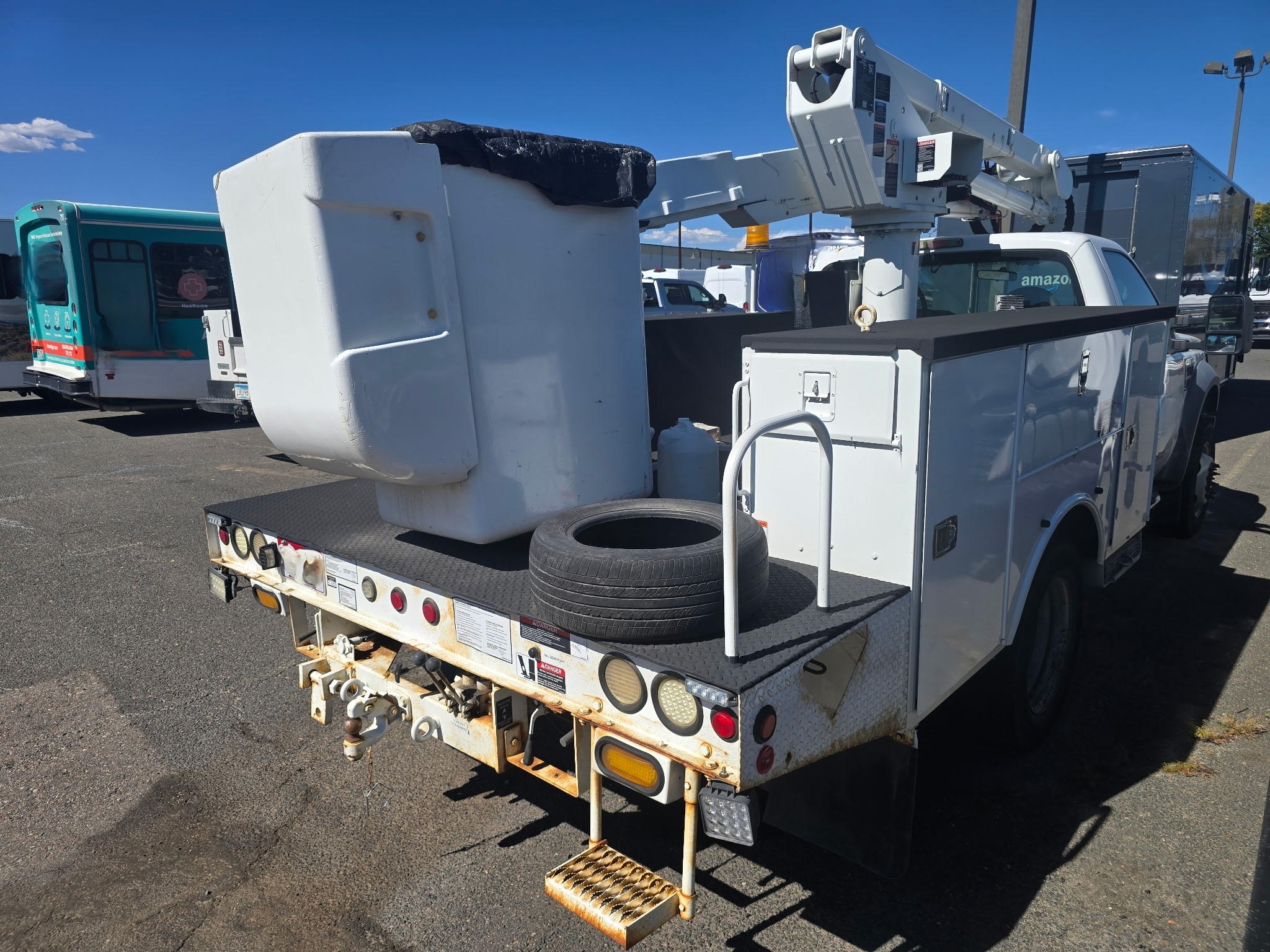 Ford F-550 Bucket Truck - image 4