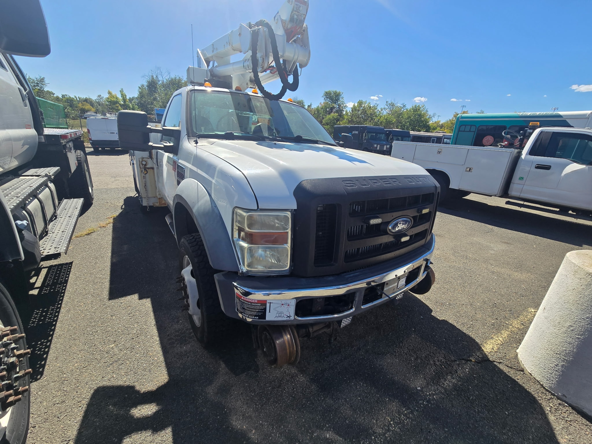 Ford F-550 Bucket Truck - image 2