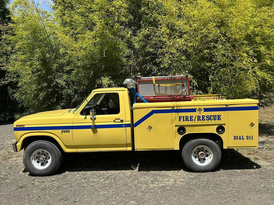 1984 Ford F250 gas, manual trans, brush w/ pump and water tank
