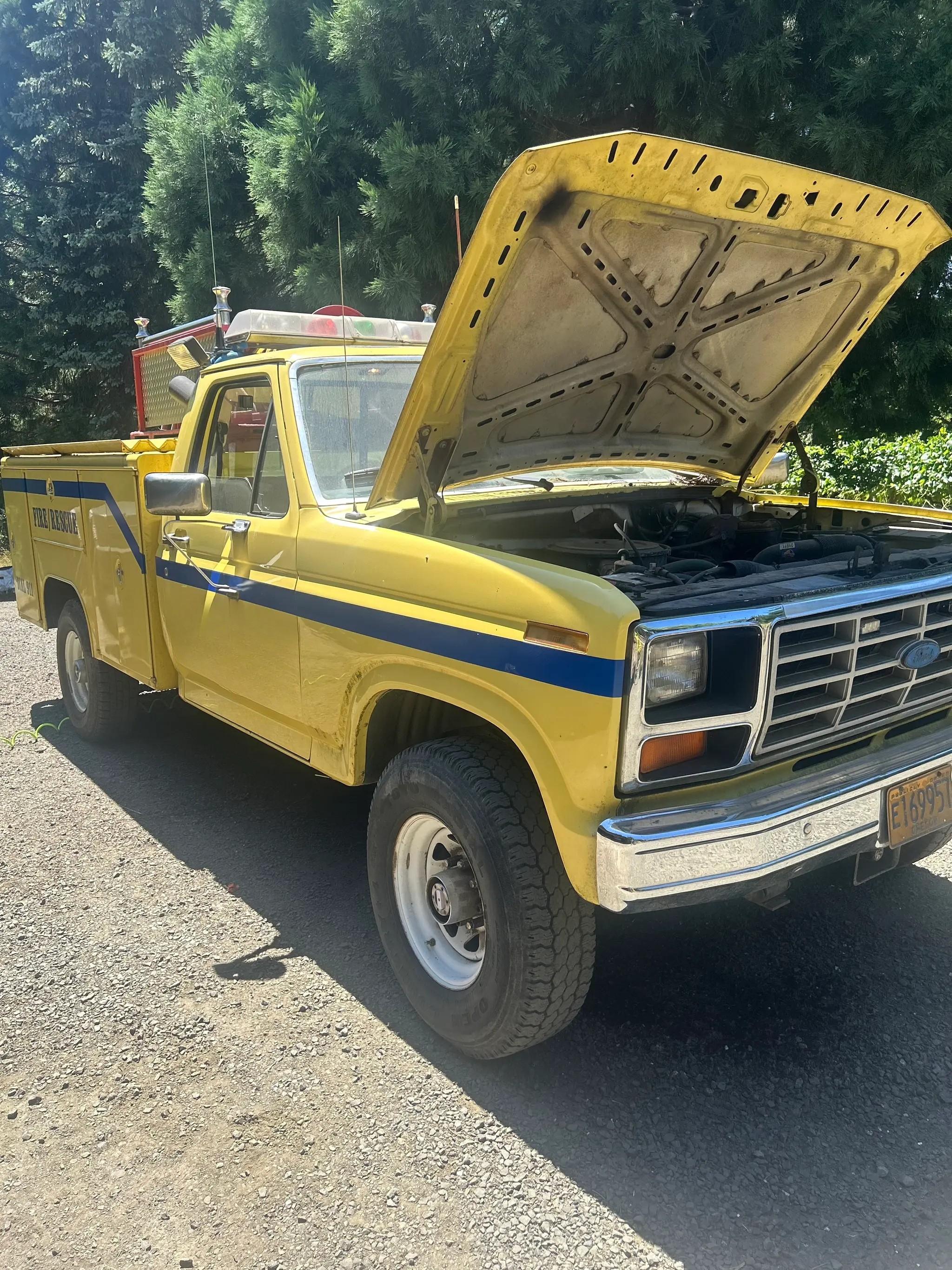 1984 Ford F250 gas, manual trans, brush w/ pump and water tank - image 2