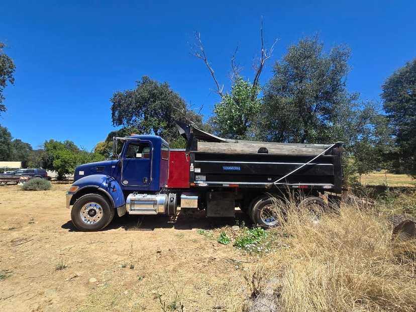 2015 Peterbilt 348 Dump Truck — photo 2