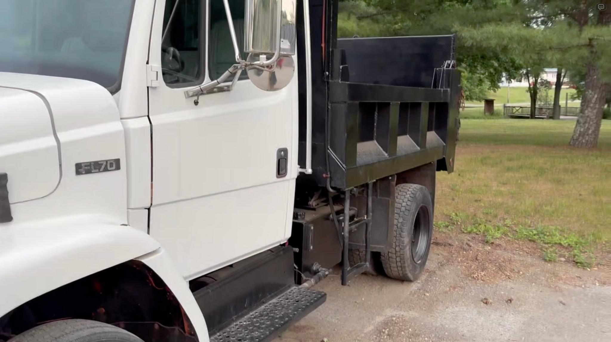 2000 Freightliner FL70 Dump Truck - image 3