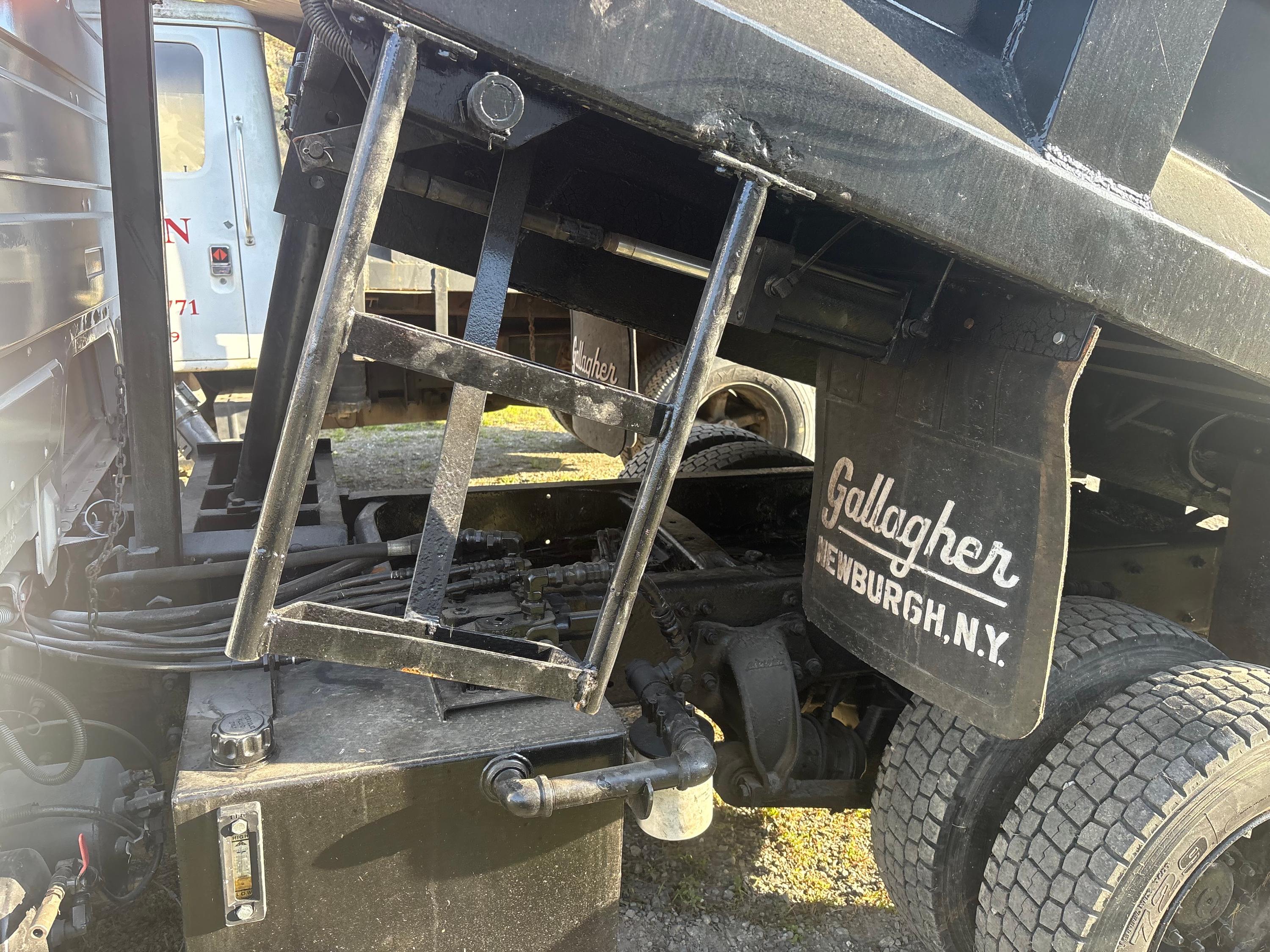 2000 Freightliner FL70 Dump Truck - image 12