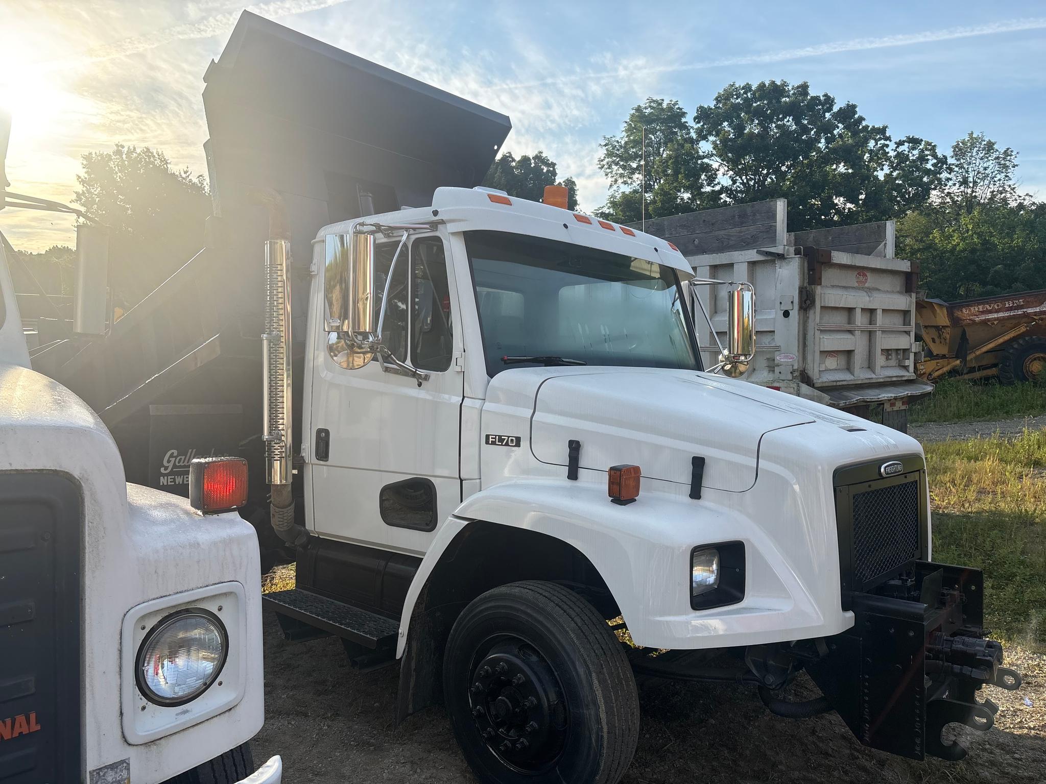 2000 Freightliner FL70 Dump Truck - image 2