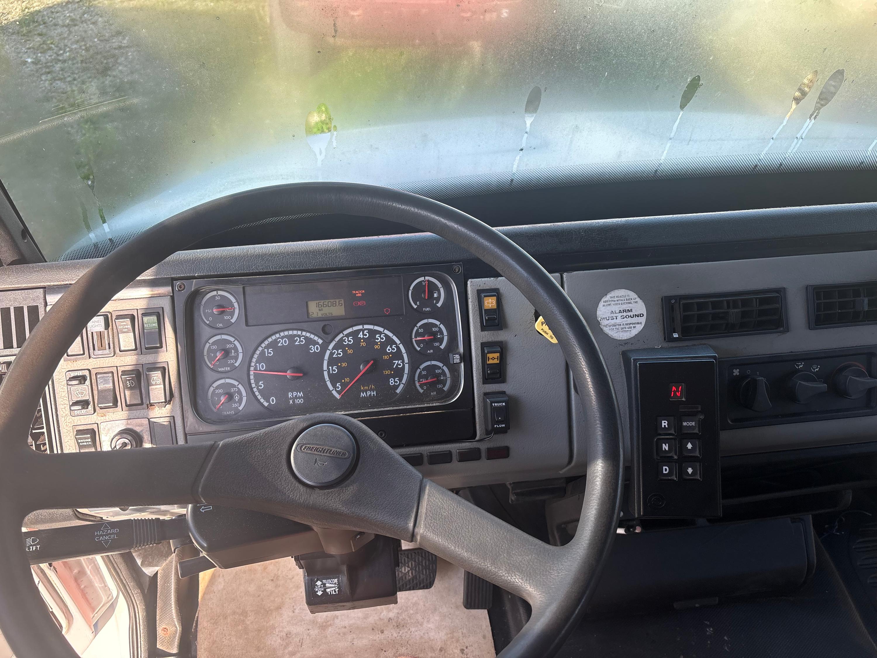 2000 Freightliner FL70 Dump Truck - image 10