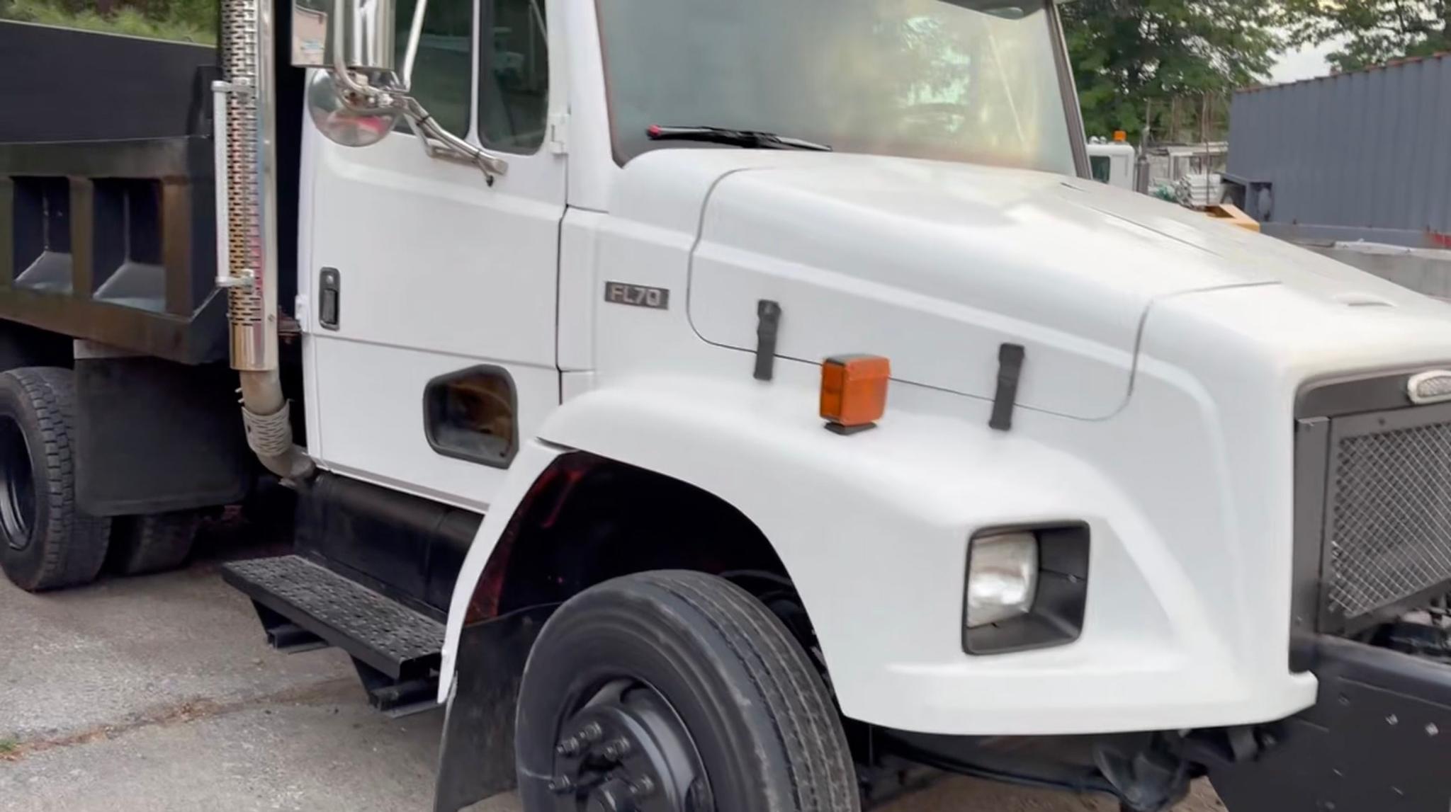 2000 Freightliner FL70 Dump Truck - image 4