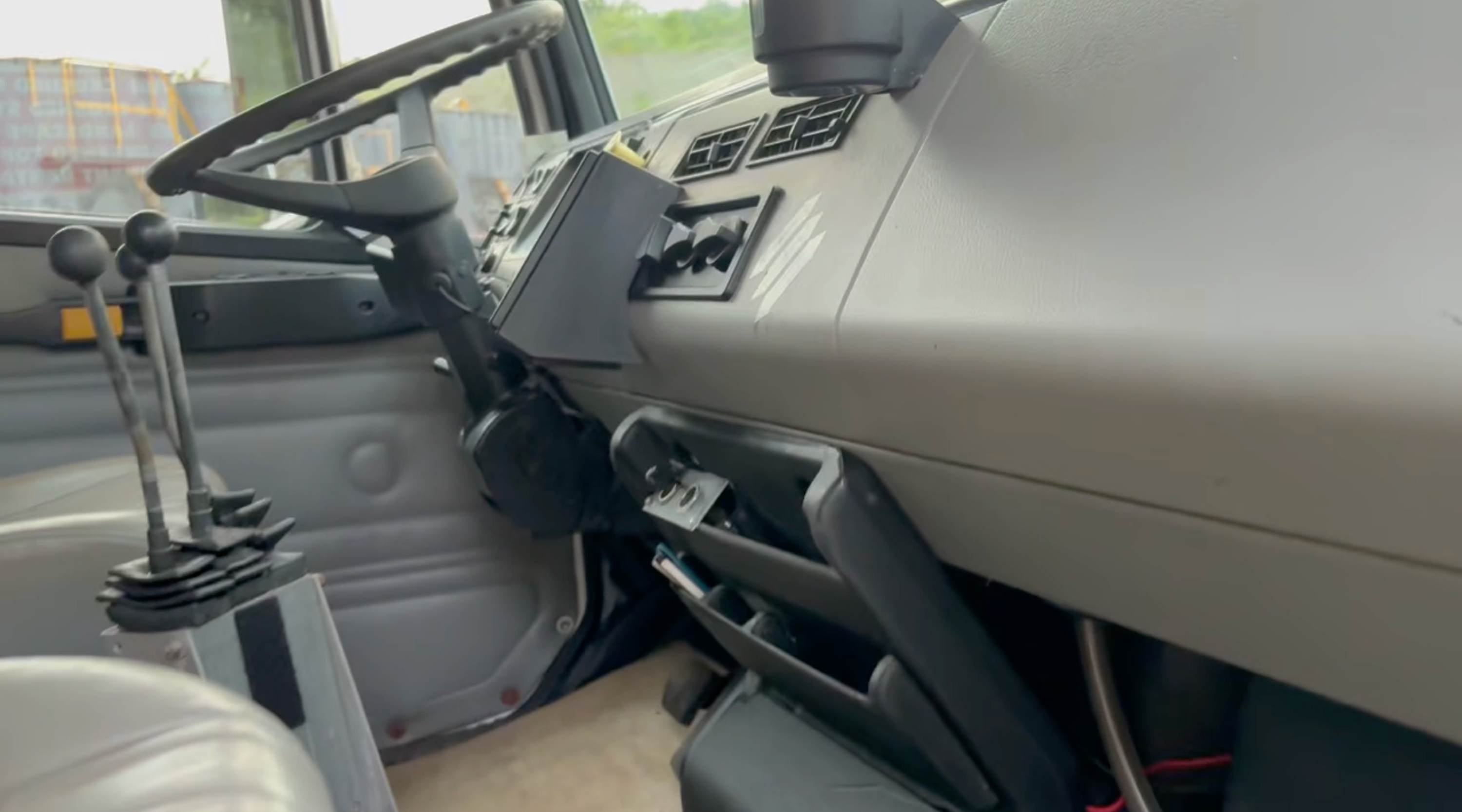 2000 Freightliner FL70 Dump Truck - image 8