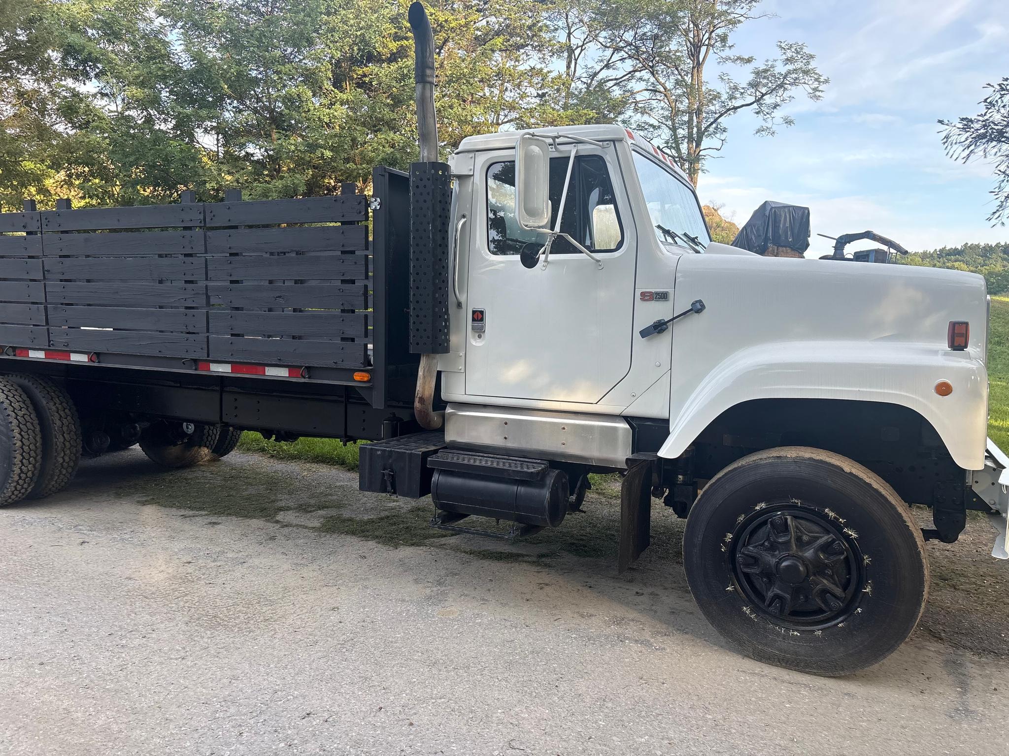 1998 International Flatbed - image 3