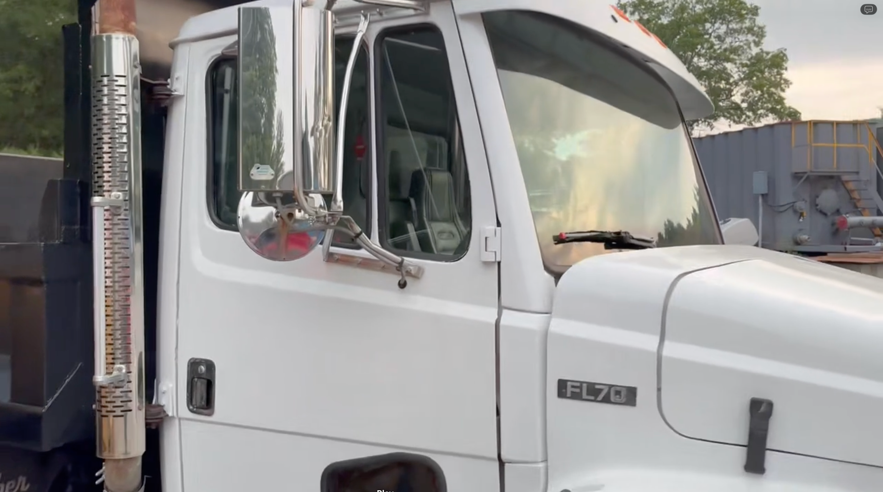 2000 Freightliner FL70 Dump Truck - image 5