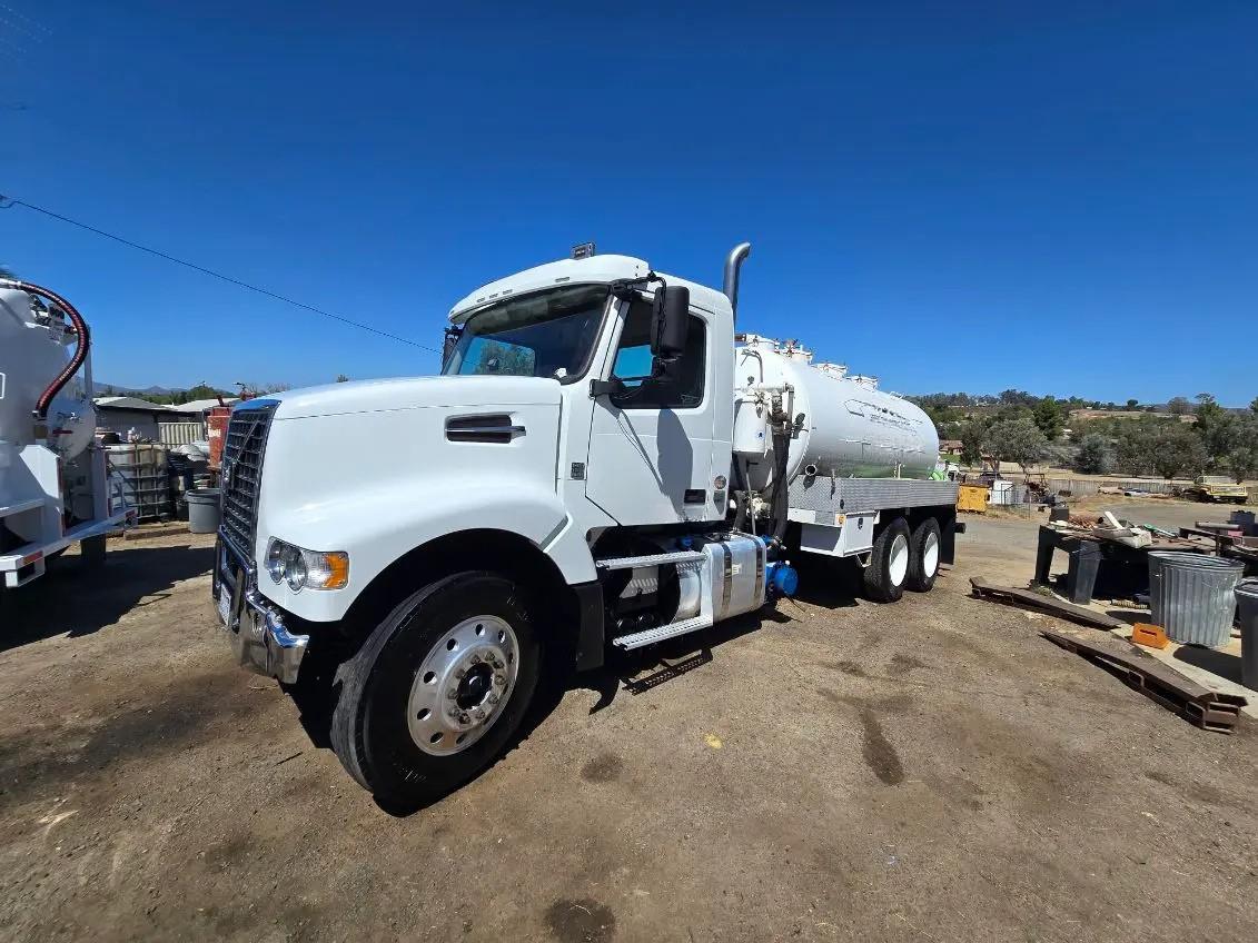 2015 Volvo VHD Septic - image 2