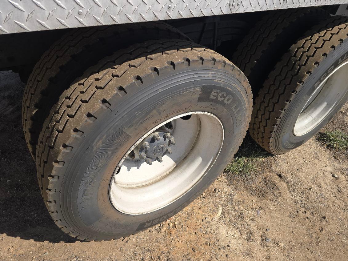 2015 Volvo VHD Septic - image 6