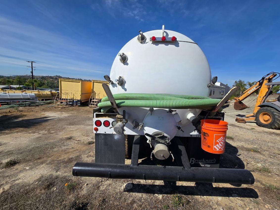 2015 Volvo VHD Septic - image 4