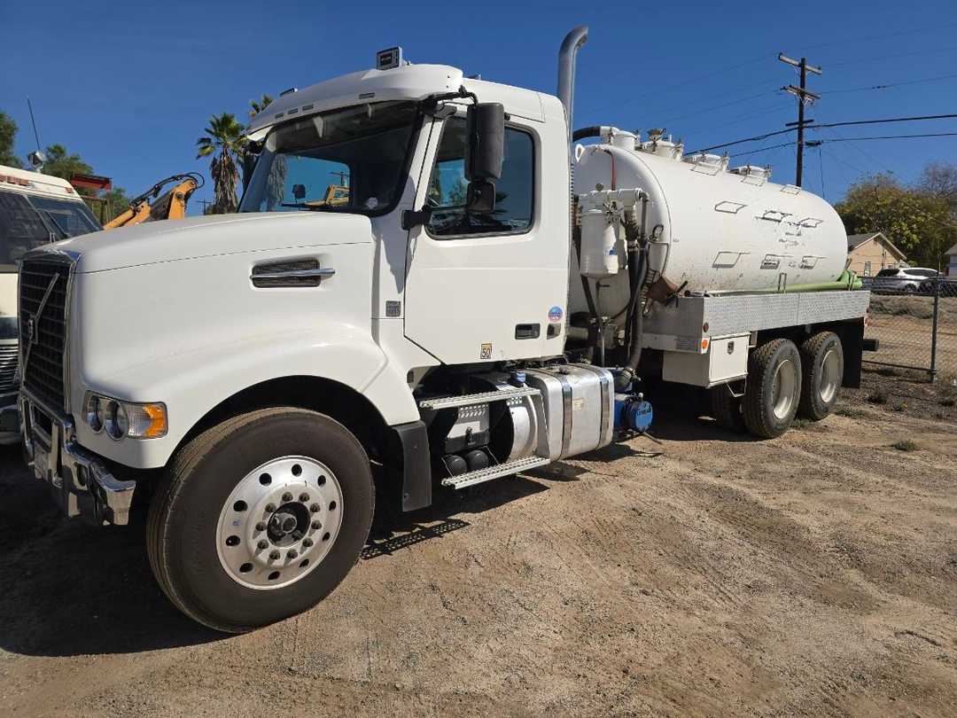 2015 Volvo VHD Septic