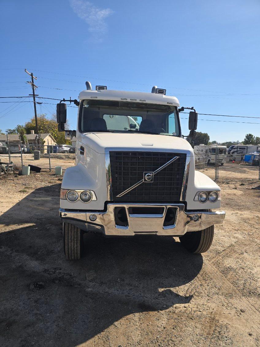 2015 Volvo VHD Septic - image 2