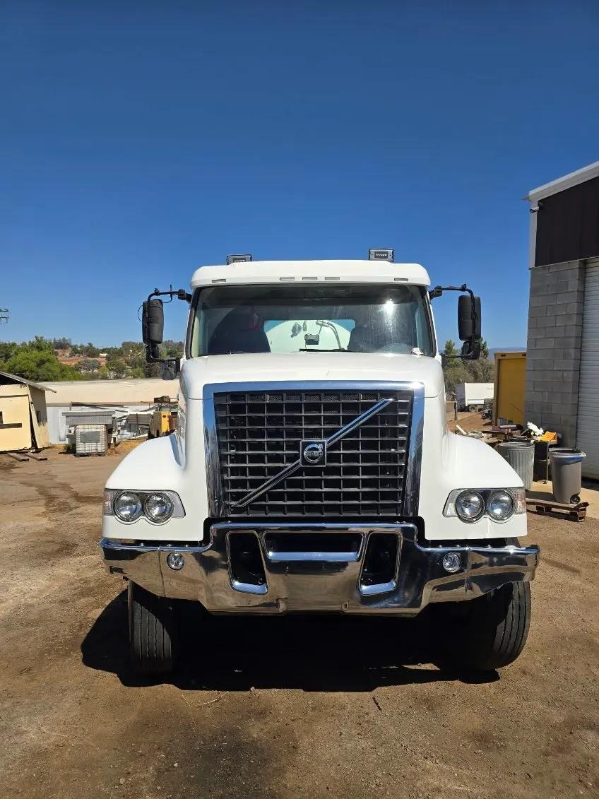 2015 Volvo VHD Septic - image 4