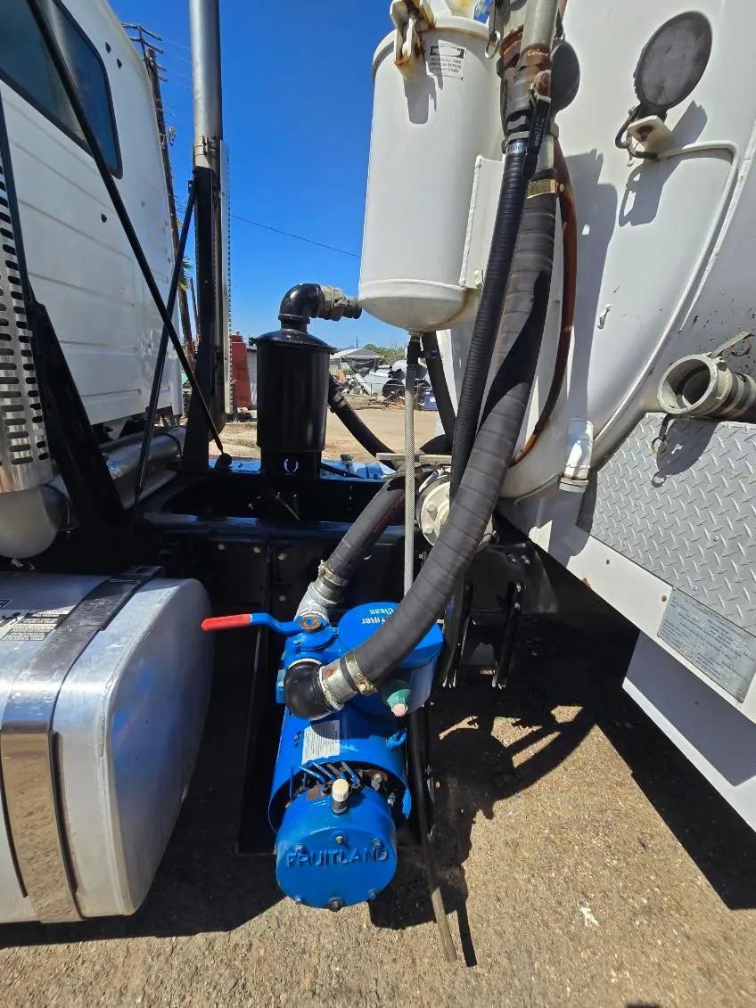 2015 Volvo VHD Septic - image 13