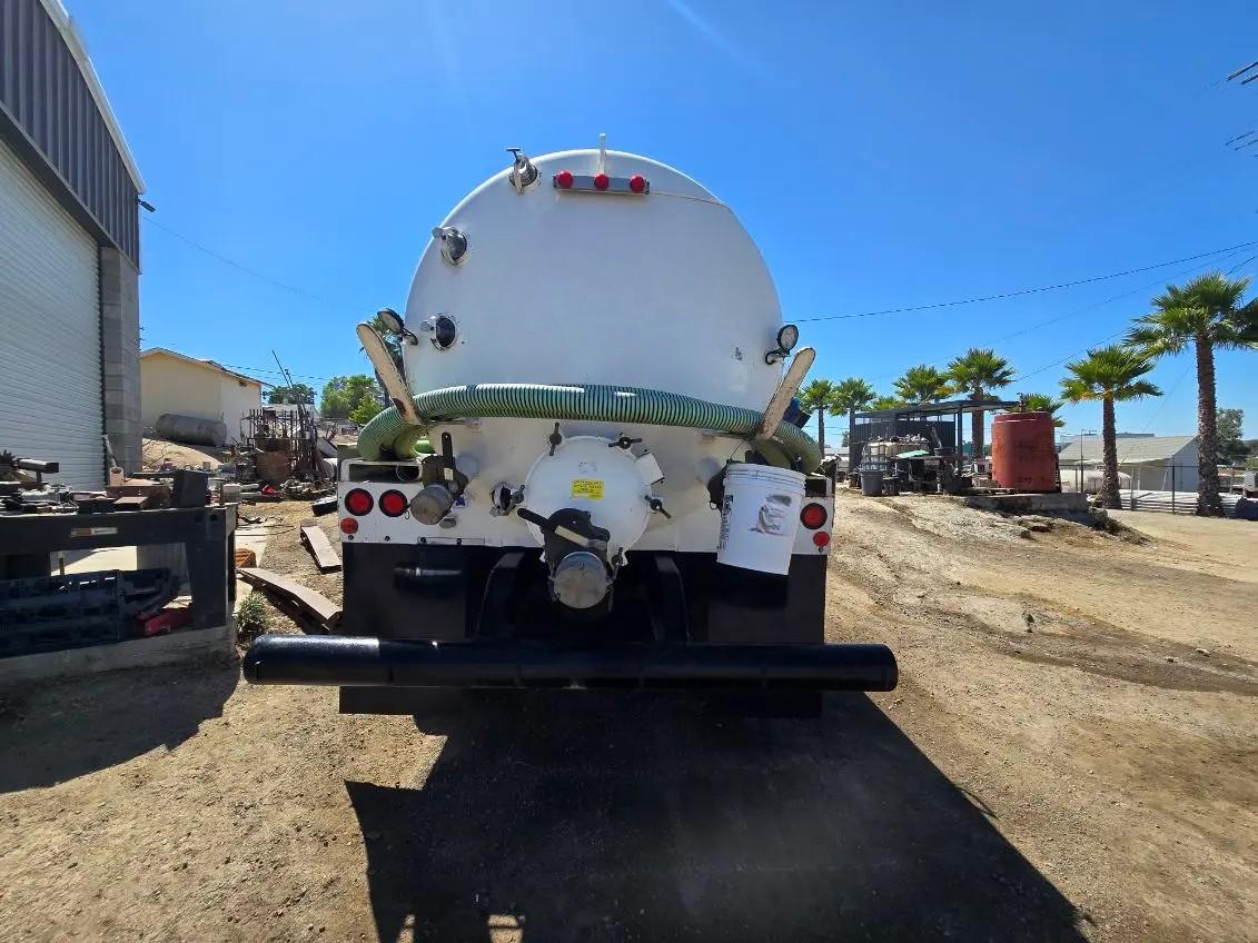 2015 Volvo VHD Septic - image 7