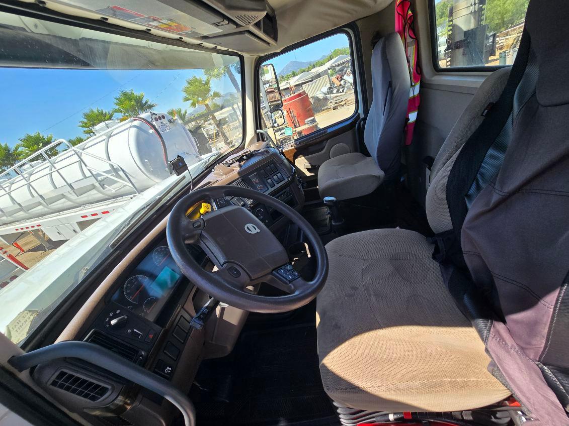 2015 Volvo VHD Septic - image 8