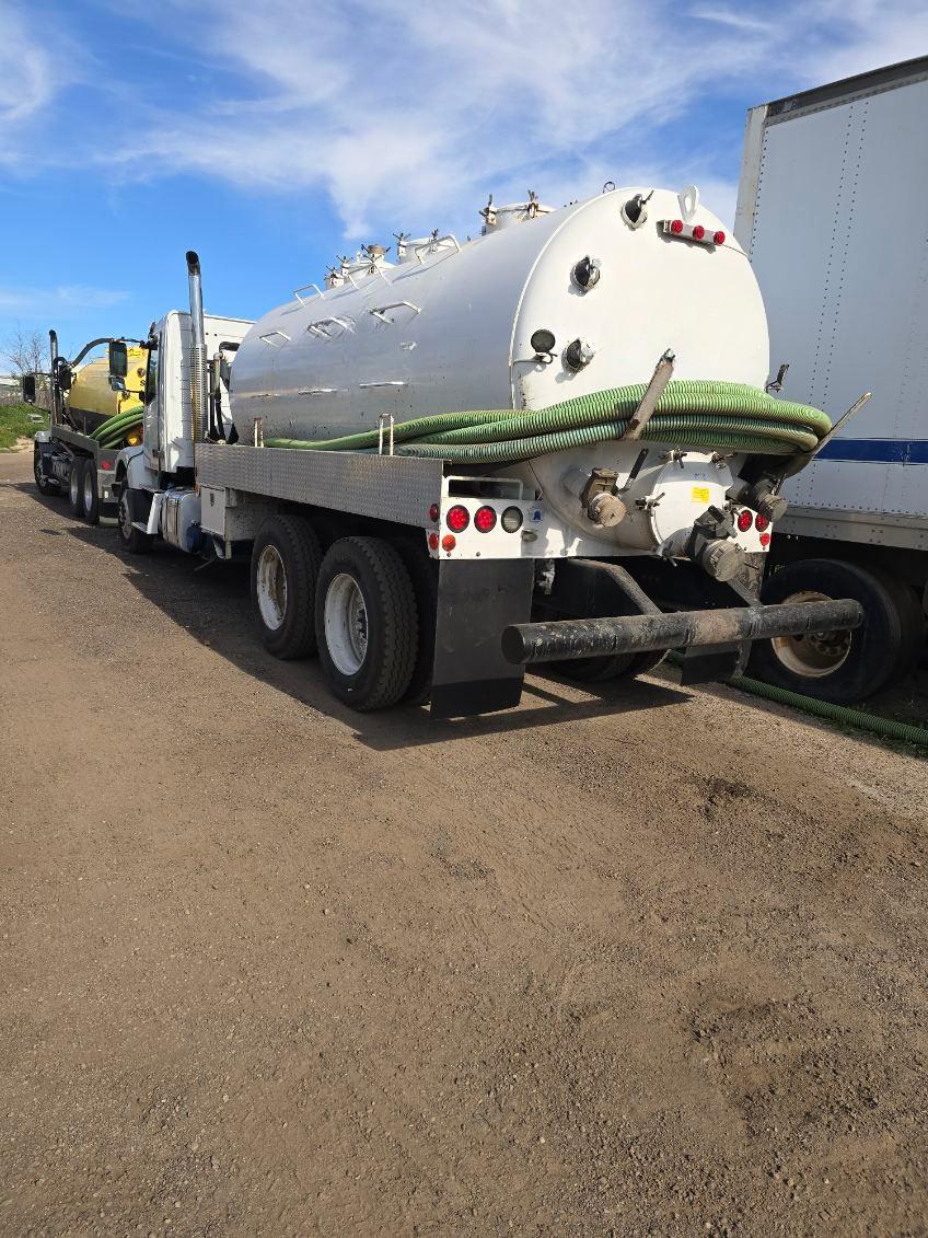 2015 Volvo VHD Septic - image 3
