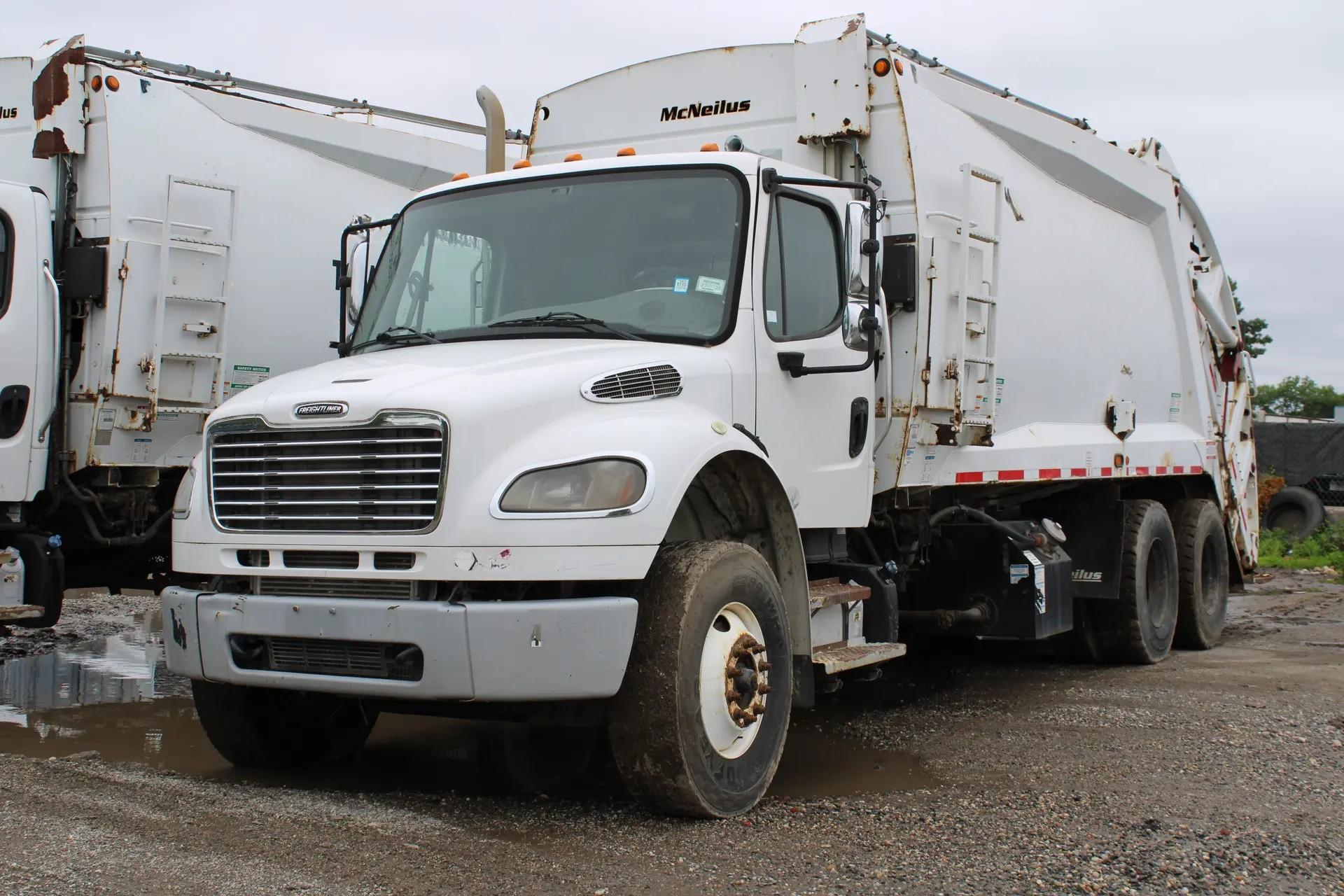 2018 Freightliner McNeilus Rear Loader - image 1