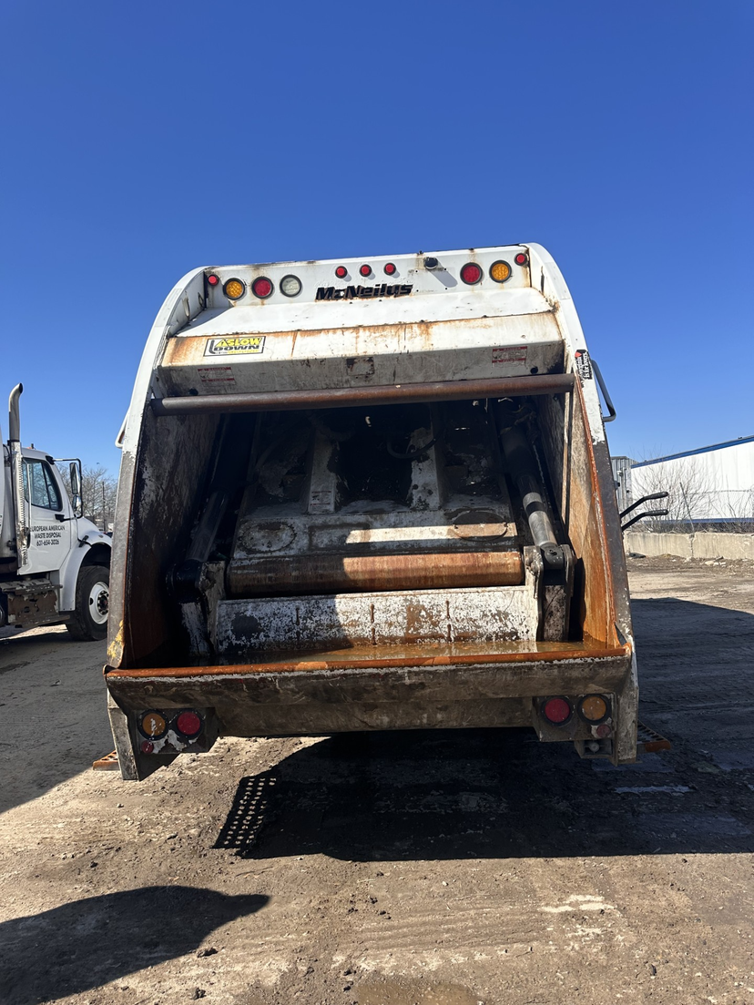 2018 Freightliner McNeilus Rear Loader — photo 5