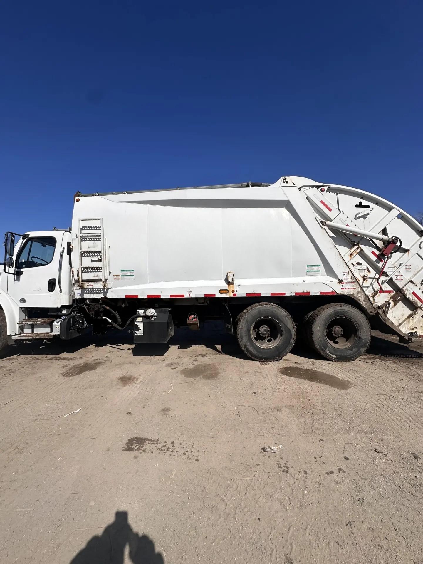 2018 Freightliner McNeilus Rear Loader - image 1