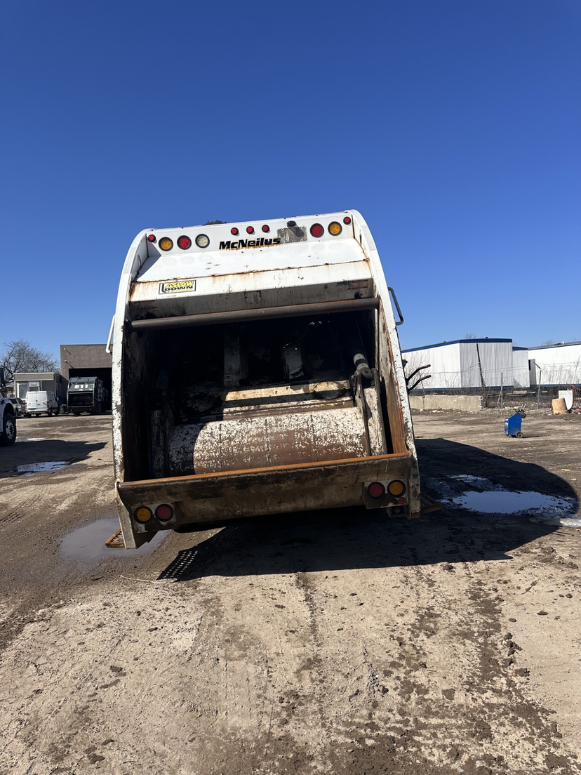 2018 Freightliner McNeilus Rear Loader — photo 6