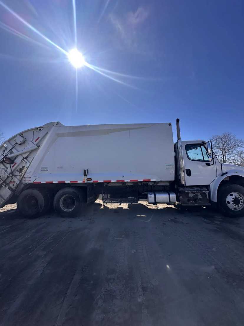 2018 Freightliner McNeilus Rear Loader — photo 3