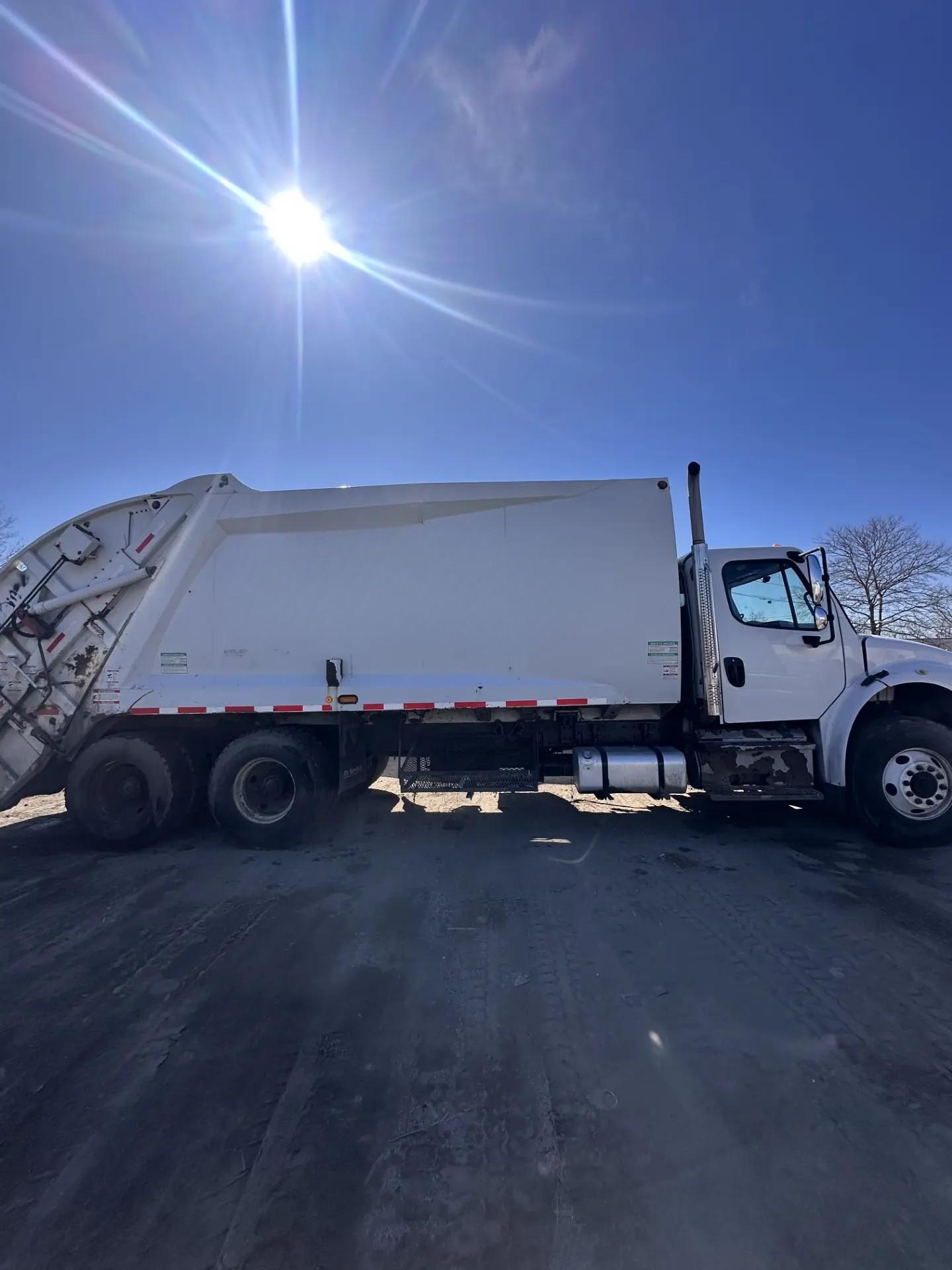 2018 Freightliner McNeilus Rear Loader - image 3