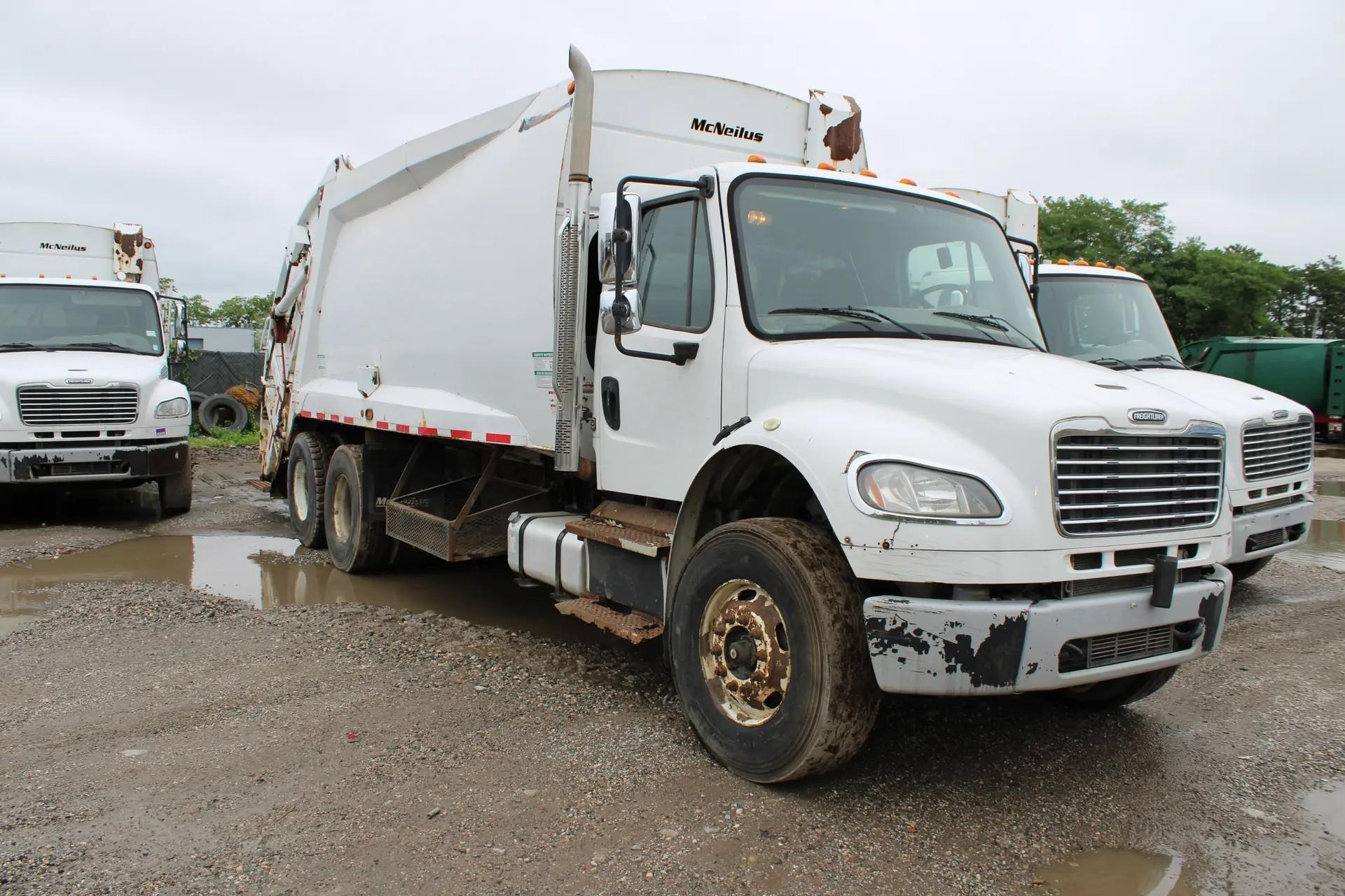 2018 Freightliner McNeilus Rear Loader - image 1
