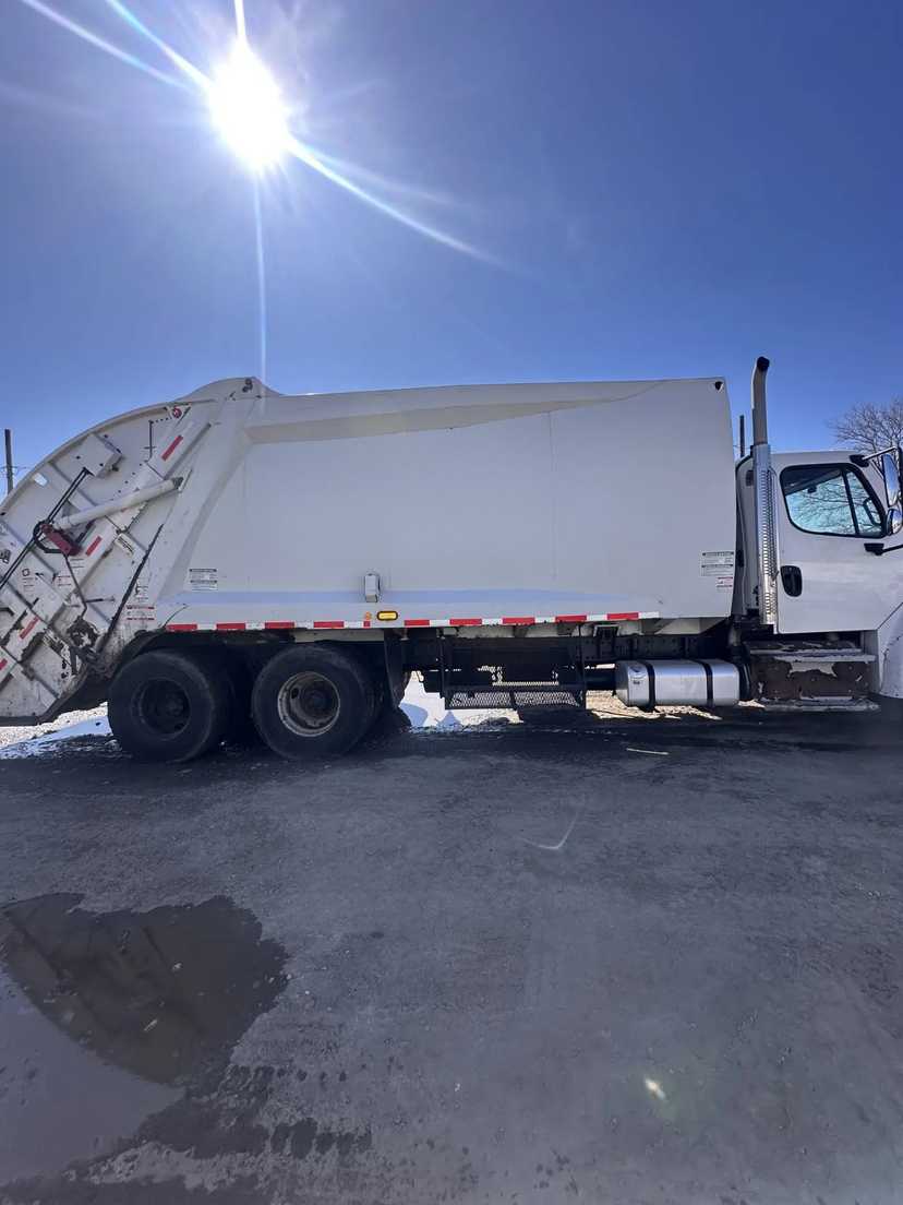 2018 Freightliner McNeilus Rear Loader — photo 2