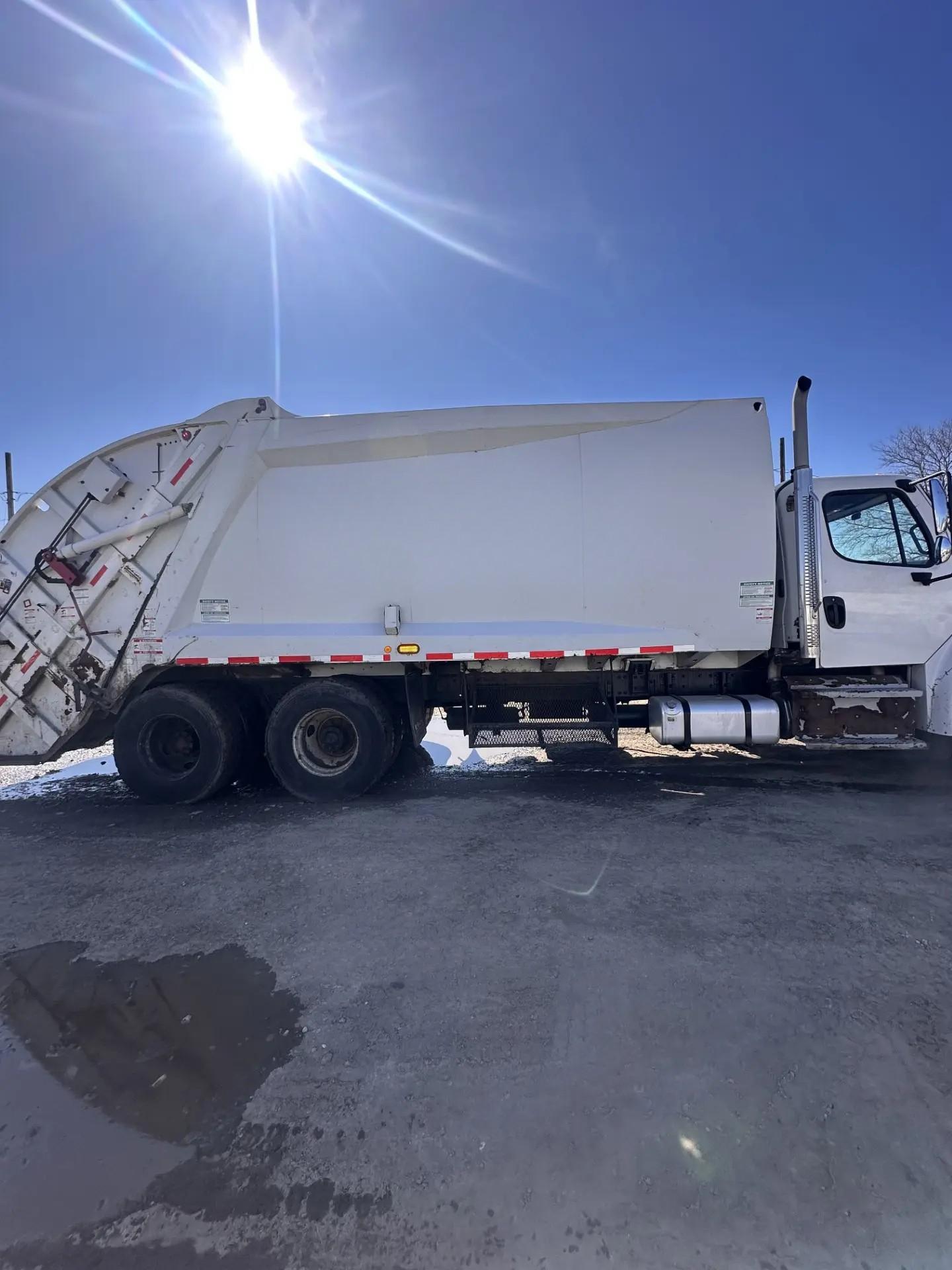 2018 Freightliner McNeilus Rear Loader - image 2