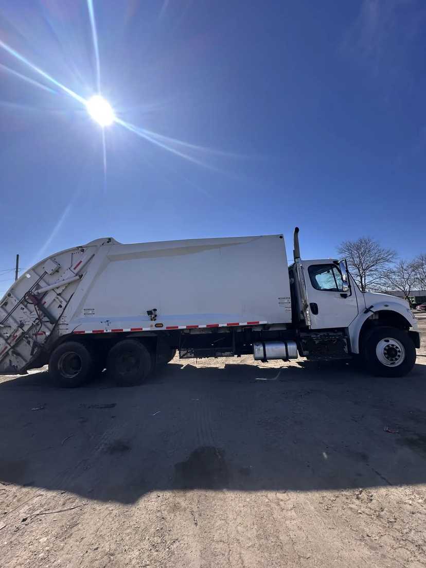 2018 Freightliner McNeilus Rear Loader — photo 4