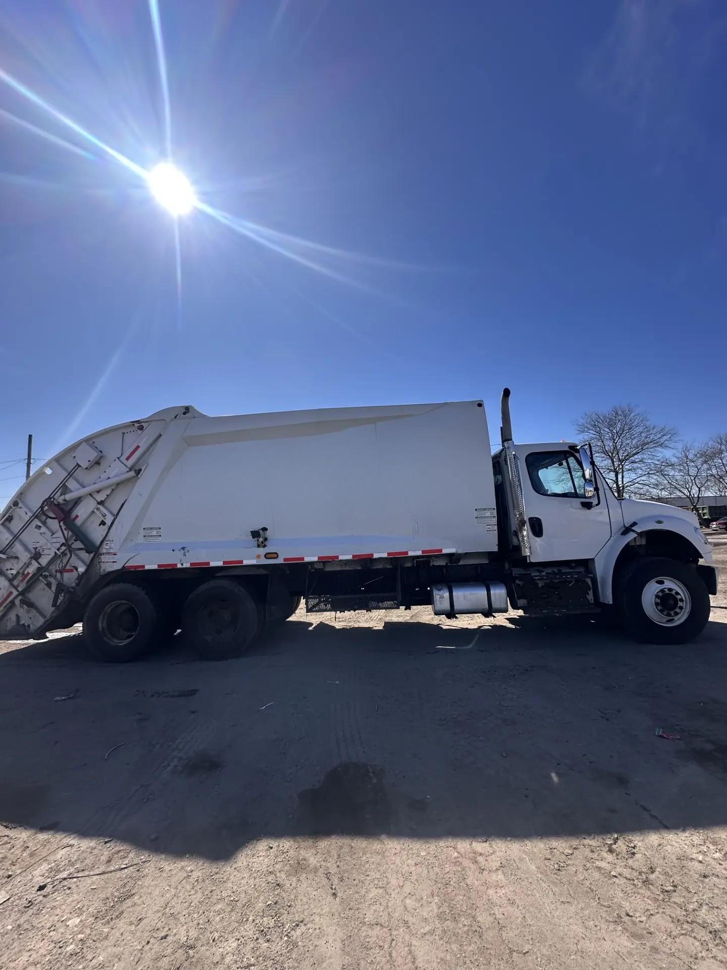2018 Freightliner McNeilus Rear Loader - image 4