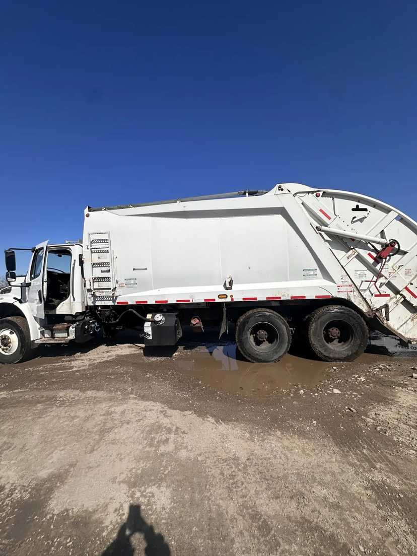 2018 Freightliner McNeilus Rear Loader — photo 4