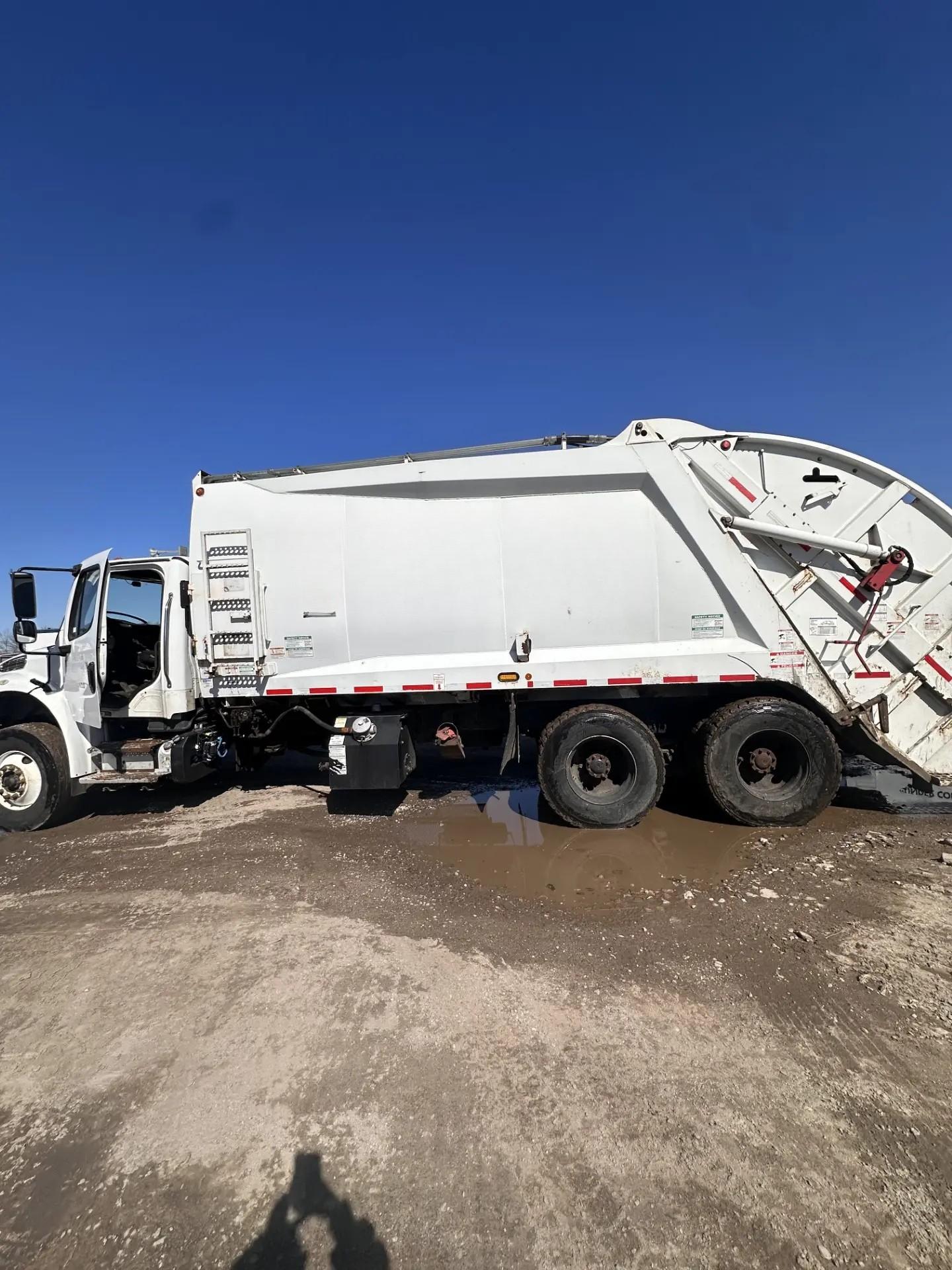 2018 Freightliner McNeilus Rear Loader - image 4