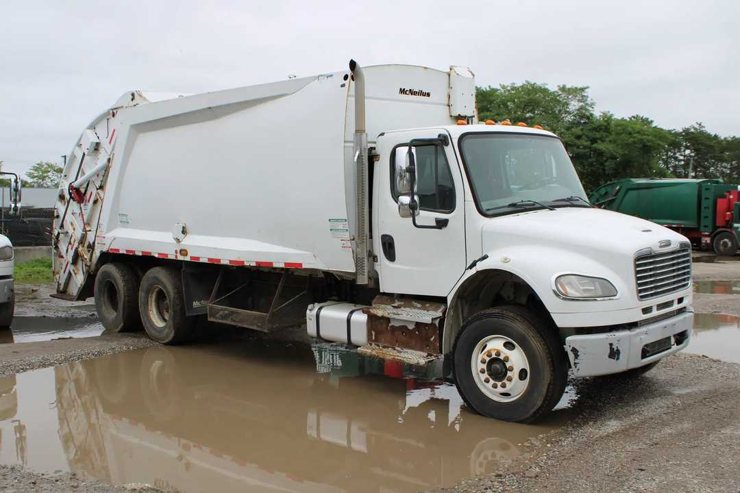 2018 Freightliner McNeilus Rear Loader