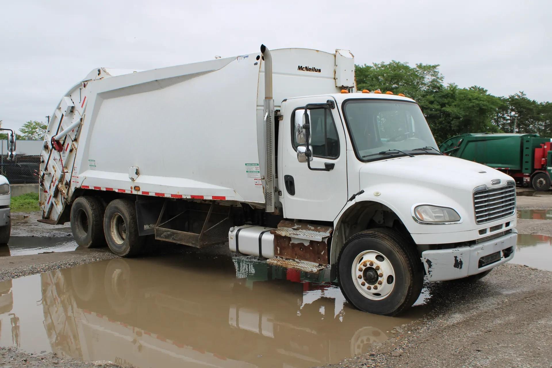 2018 Freightliner McNeilus Rear Loader - image 1