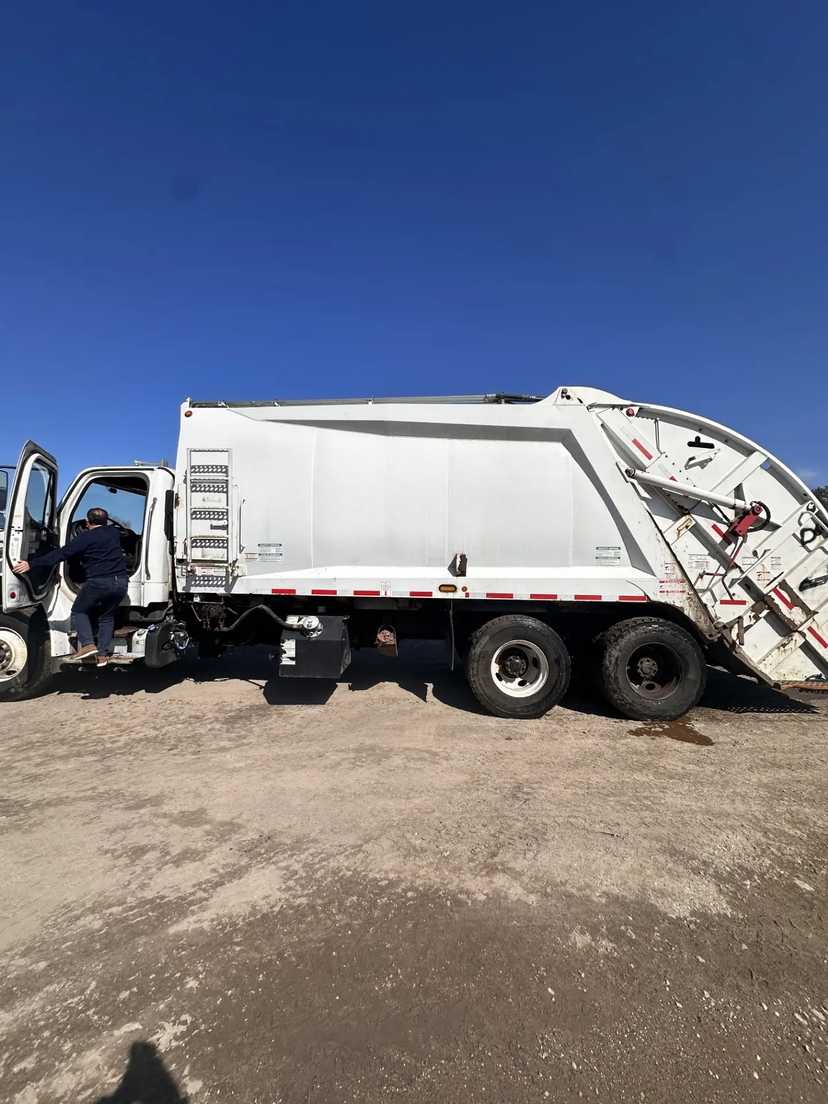 2018 Freightliner McNeilus Rear Loader — photo 2