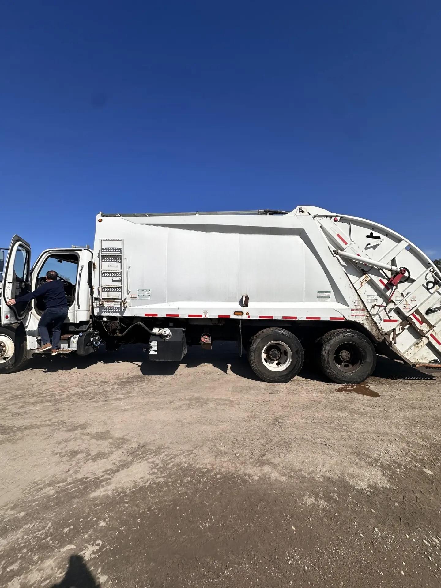 2018 Freightliner McNeilus Rear Loader - image 2