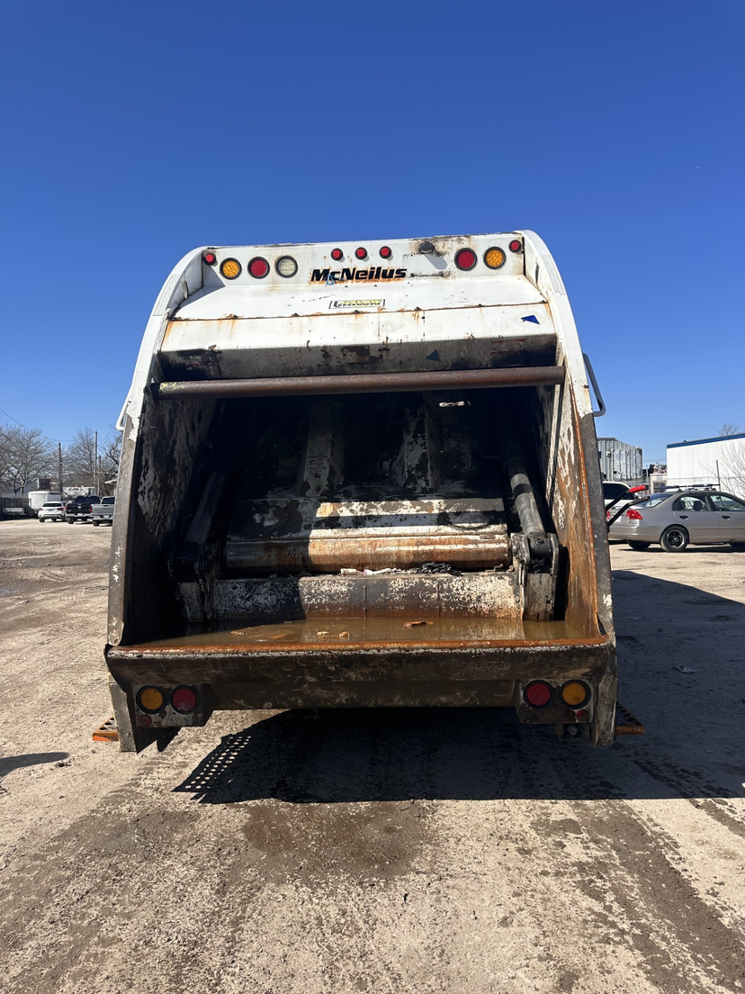 2018 Freightliner McNeilus Rear Loader — photo 5
