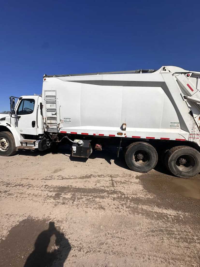 2018 Freightliner McNeilus Rear Loader — photo 4