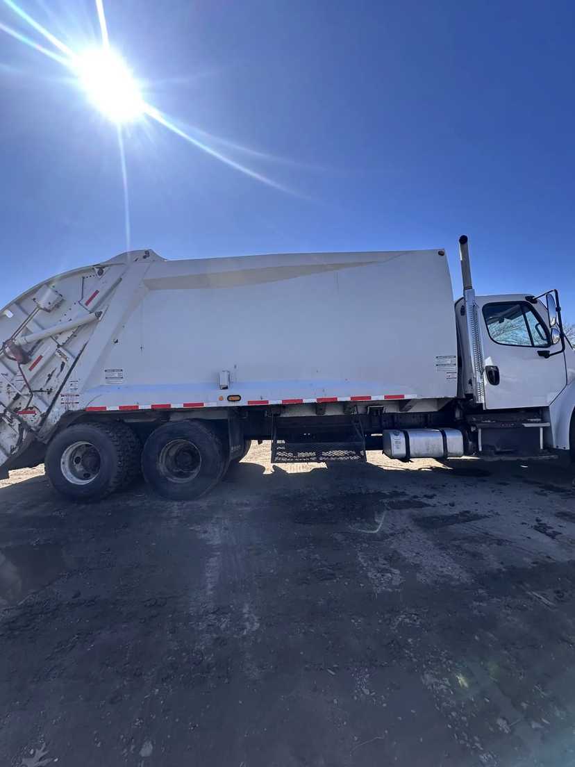 2018 Freightliner McNeilus Rear Loader — photo 2